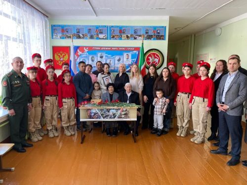 Батырлык үрнәге мәктәп түрендә: Олы Карагуҗа мәктәбе МХО һәлак булган якташлары истәлегенә «Геройлар партасы» ачты
