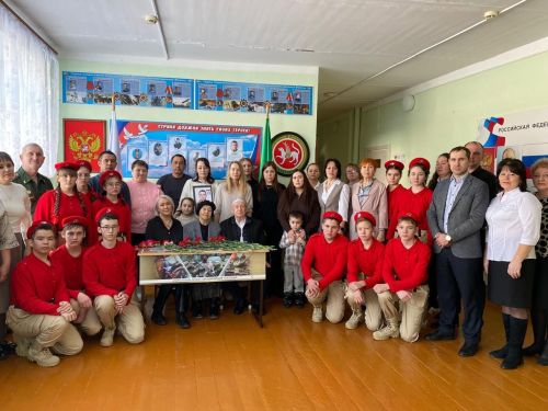 Батырлык үрнәге мәктәп түрендә: Олы Карагуҗа мәктәбе МХО һәлак булган якташлары истәлегенә «Геройлар партасы» ачты