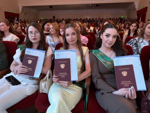 Яшел Үзән медицина көллиятененең чыгарылыш сыйныф укучыларына дипломнар тапшырдылар