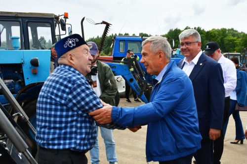 Җиләкле җәннәт бакчасы һәм яңа юллар: Миңнеханов районыбыз үсешен бәяләде