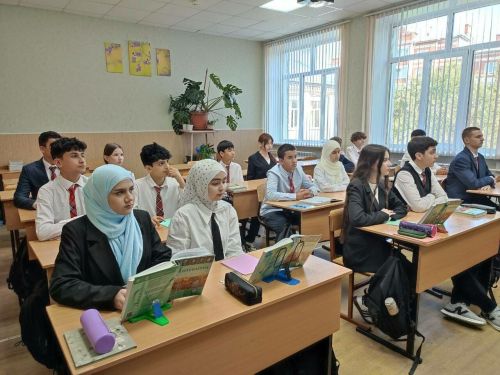 Журналистлар мигрантлар балаларының мәктәпкә һәм гомумән җәмгыятькә ничек үзләштерелүе (социаль-мәдәни адаптациясе) белән танышты