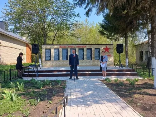 Косякау авылында да халык Бөек Ватан сугышында катнашучылар истәлегенә салынган һәйкәл янына җыелды