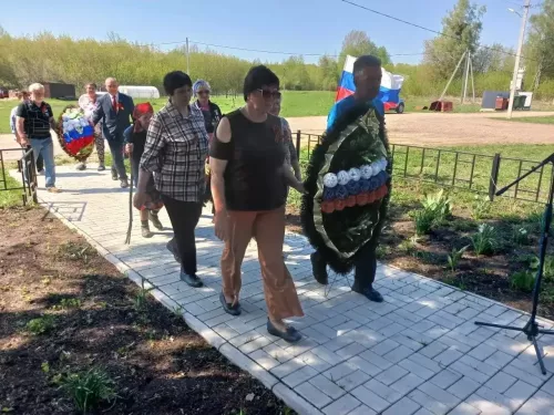 Косякау авылында да халык Бөек Ватан сугышында катнашучылар истәлегенә салынган һәйкәл янына җыелды
