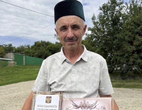 Махсус хәрби операциядә катнашучы егетләребезгә ярдәм итүгә зур өлеш керткәне өчен Күгеш авыл җирлеге башлыгы Альберт Гатауллинга «Рәхмәт хаты» тапшырылды