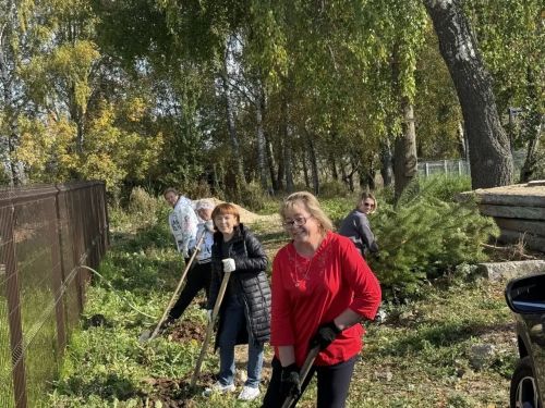 Олы Карагуҗа авылы җирле үзидарәсенә төзелгән яңа бина әйләнәсенә яшь наратлар утырттылар
