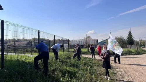 Олы Карагуҗа авылы җирле үзидарәсенә төзелгән яңа бина әйләнәсенә яшь наратлар утырттылар