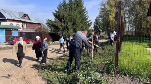 Олы Карагуҗа авылы җирле үзидарәсенә төзелгән яңа бина әйләнәсенә яшь наратлар утырттылар