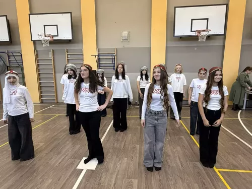 5нче гимназиядә Халыклар бердәмлеге көненә багышланган "Россия халыклары" темасына көзге бал