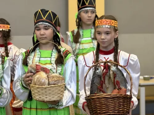 5нче гимназиядә Халыклар бердәмлеге көненә багышланган "Россия халыклары" темасына көзге бал