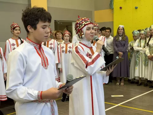 5нче гимназиядә Халыклар бердәмлеге көненә багышланган "Россия халыклары" темасына көзге бал