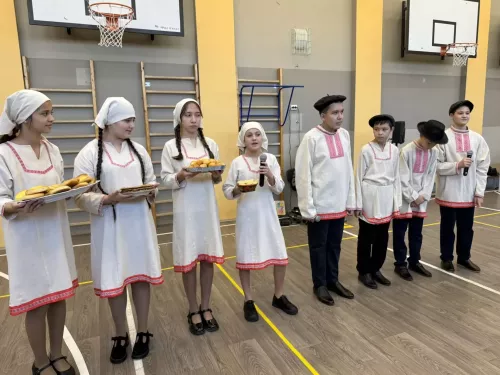 5нче гимназиядә Халыклар бердәмлеге көненә багышланган "Россия халыклары" темасына көзге бал