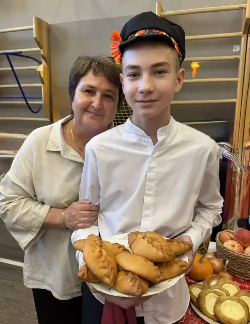 5нче гимназиядә Халыклар бердәмлеге көненә багышланган "Россия халыклары" темасына көзге бал