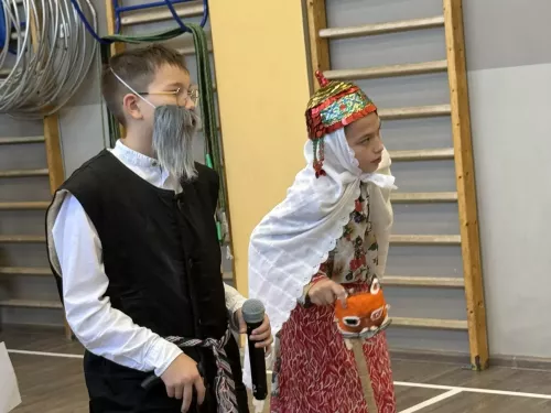5нче гимназиядә Халыклар бердәмлеге көненә багышланган "Россия халыклары" темасына көзге бал