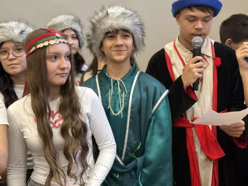 5нче гимназиядә Халыклар бердәмлеге көненә багышланган "Россия халыклары" темасына көзге бал