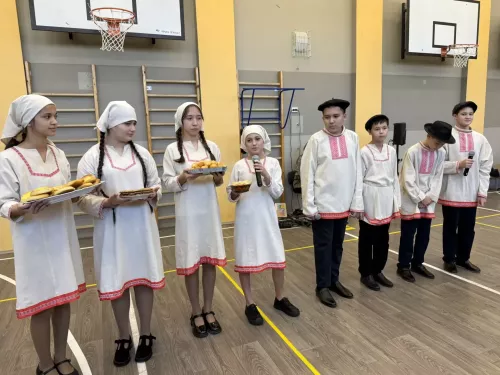 5нче гимназиядә Халыклар бердәмлеге көненә багышланган "Россия халыклары" темасына көзге бал
