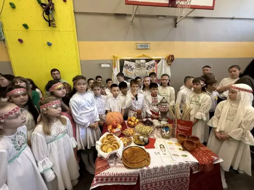 5нче гимназиядә Халыклар бердәмлеге көненә багышланган "Россия халыклары" темасына көзге бал