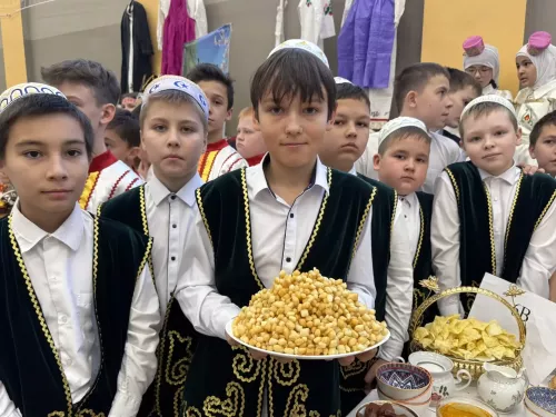 5нче гимназиядә Халыклар бердәмлеге көненә багышланган "Россия халыклары" темасына көзге бал