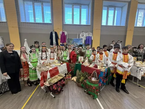 5нче гимназиядә Халыклар бердәмлеге көненә багышланган "Россия халыклары" темасына көзге бал