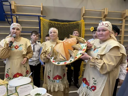 5нче гимназиядә Халыклар бердәмлеге көненә багышланган "Россия халыклары" темасына көзге бал