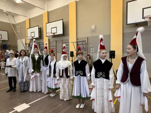 5нче гимназиядә Халыклар бердәмлеге көненә багышланган "Россия халыклары" темасына көзге бал