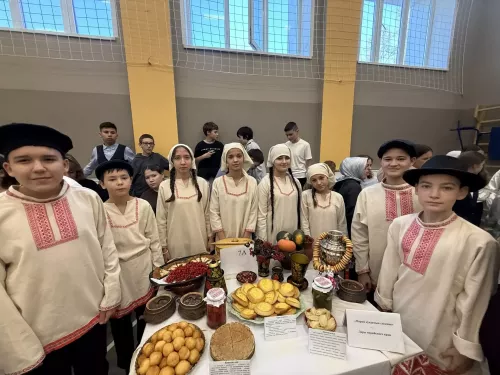 5нче гимназиядә Халыклар бердәмлеге көненә багышланган "Россия халыклары" темасына көзге бал