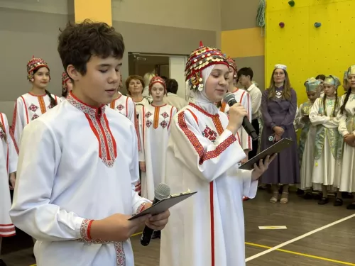 5нче гимназиядә Халыклар бердәмлеге көненә багышланган "Россия халыклары" темасына көзге бал