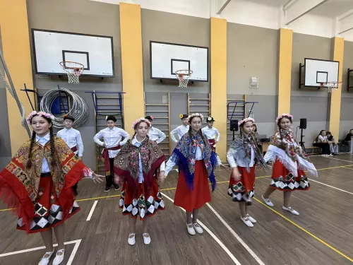 5нче гимназиядә Халыклар бердәмлеге көненә багышланган "Россия халыклары" темасына көзге бал