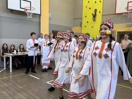5нче гимназиядә Халыклар бердәмлеге көненә багышланган "Россия халыклары" темасына көзге бал