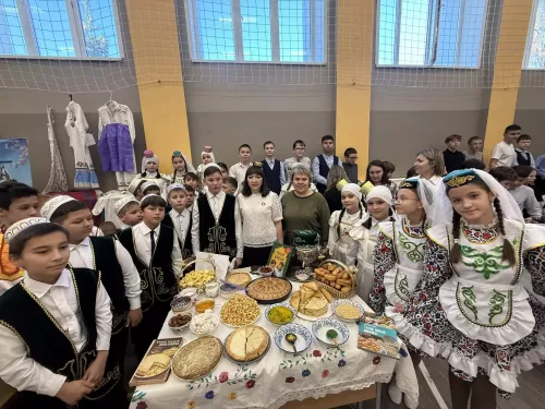 5нче гимназиядә Халыклар бердәмлеге көненә багышланган "Россия халыклары" темасына көзге бал