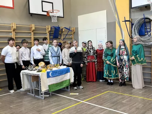 5нче гимназиядә Халыклар бердәмлеге көненә багышланган "Россия халыклары" темасына көзге бал