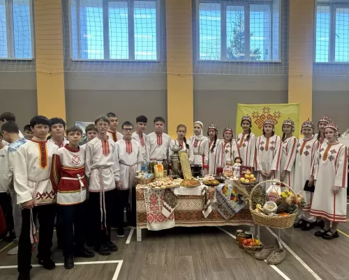 5нче гимназиядә Халыклар бердәмлеге көненә багышланган "Россия халыклары" темасына көзге бал