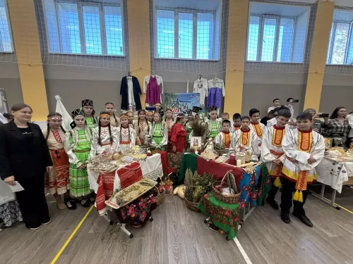 5нче гимназиядә Халыклар бердәмлеге көненә багышланган "Россия халыклары" темасына көзге бал