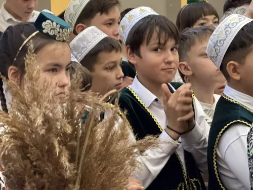 5нче гимназиядә Халыклар бердәмлеге көненә багышланган "Россия халыклары" темасына көзге бал