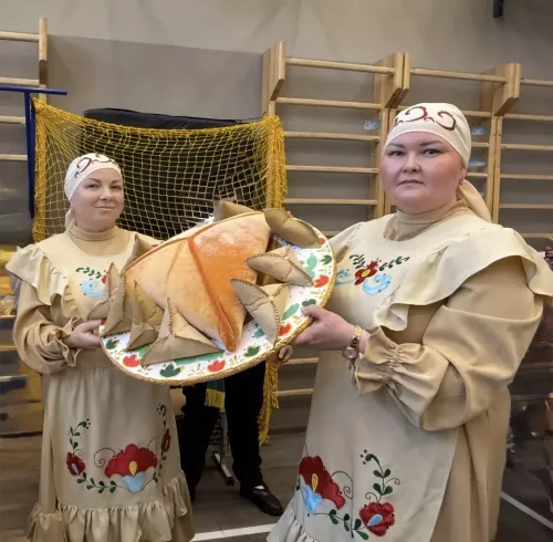 5нче гимназиядә Халыклар бердәмлеге көненә багышланган "Россия халыклары" темасына көзге бал