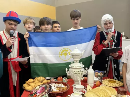 5нче гимназиядә Халыклар бердәмлеге көненә багышланган "Россия халыклары" темасына көзге бал