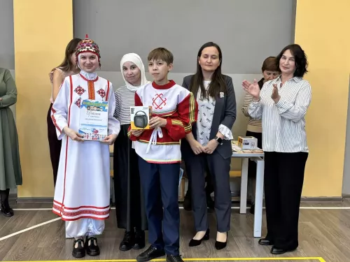 5нче гимназиядә Халыклар бердәмлеге көненә багышланган "Россия халыклары" темасына көзге бал