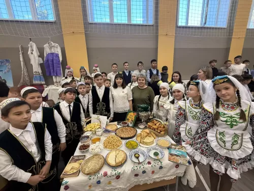 5нче гимназиядә Халыклар бердәмлеге көненә багышланган "Россия халыклары" темасына көзге бал