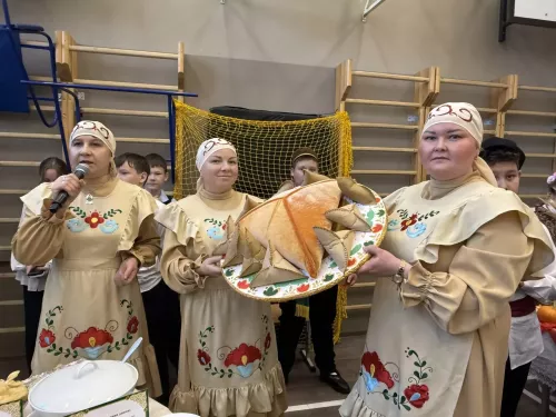 5нче гимназиядә Халыклар бердәмлеге көненә багышланган "Россия халыклары" темасына көзге бал
