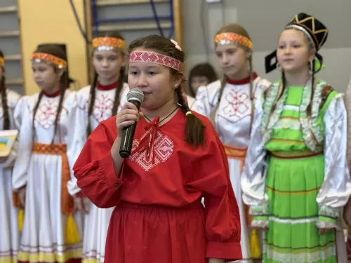 5нче гимназиядә Халыклар бердәмлеге көненә багышланган "Россия халыклары" темасына көзге бал