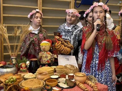 5нче гимназиядә Халыклар бердәмлеге көненә багышланган "Россия халыклары" темасына көзге бал