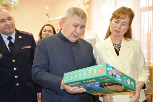 Рифкать Миңнеханов "Йолдызлык" балалар бакчасында кунакта