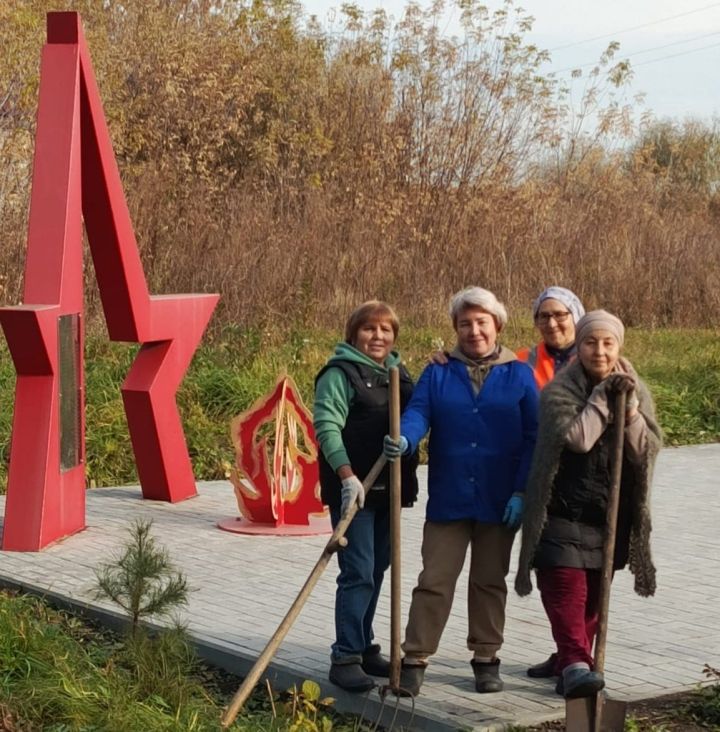 Рус Әҗәле авылында Бөек Ватан сугышында җиңү яулаган солдатларыбызга багышланган һәйкәл янында өмә узды