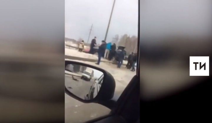 Казан – Яшел Үзән трассасында җиңел автомобиль ике баганага бәрелгән