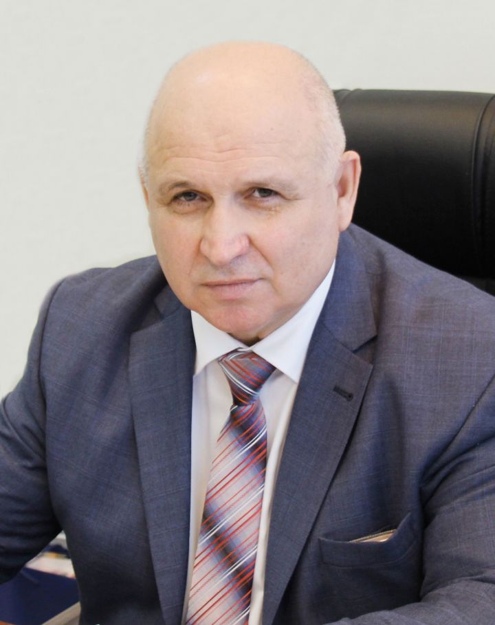 «Горький» исемендәге завод директоры Александр Карпов тәбрик итә