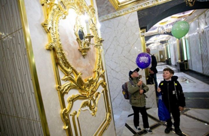 Алтын һәм Мәрмәр: Екатеринбургтагы гади мәктәп патша сарайларына ошап калды
