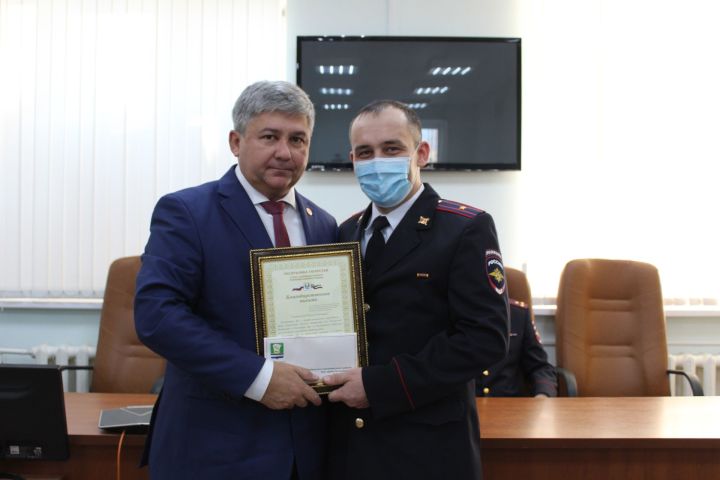 Михаил Афанасьев полициянең участок уполномоченныйларын һөнәри бәйрәмнәре белән котлады