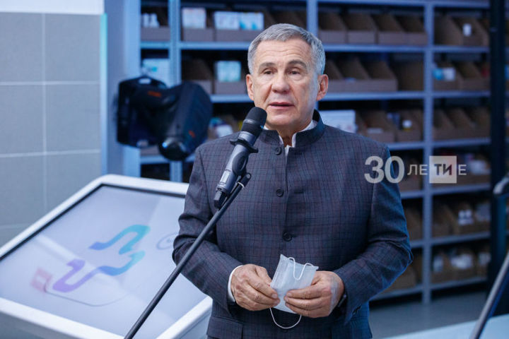 Миңнеханов Казанда цифрлы сервислар һәм илтеп бирү хезмәте белән яңа аптека хабын ачты