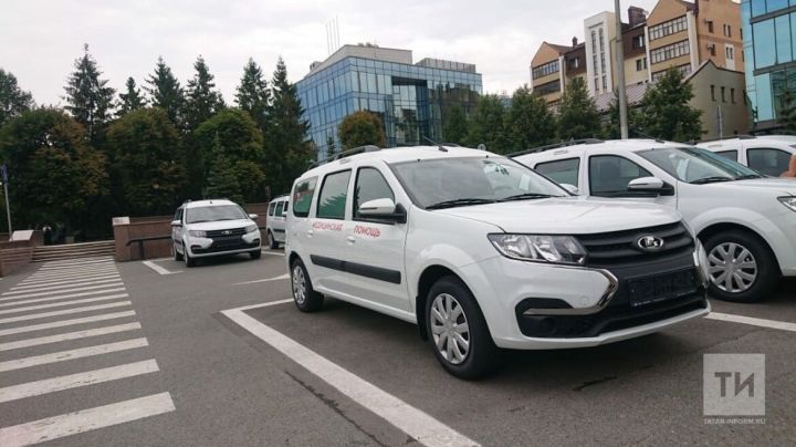 Алексей Песошин Татарстанның район хастаханәләренә 70 яңа автомобиль тапшырды