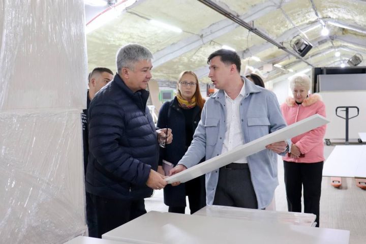 Михаил Афанасьев эш визиты белән «Велес» ҖЧҖ мебель фабрикасында булды
