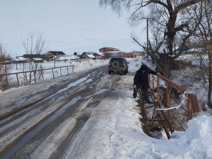 Норлат авылында Зыятдинов Фәрит Ярхәм улы үз акчасына Булатка елгасы аша күпернең җәяүлеләр өлешен ремонтлый